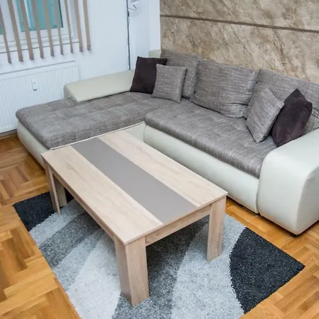 Nina - Near Everywhere You Want To Be Apartment