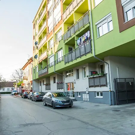 Nina - Near Everywhere You Want To Be Apartment *