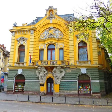 Nina - Near Everywhere You Want To Be Apartment *